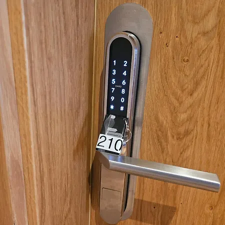 Hotel No1 - Flo's & Breakfast Wagrain