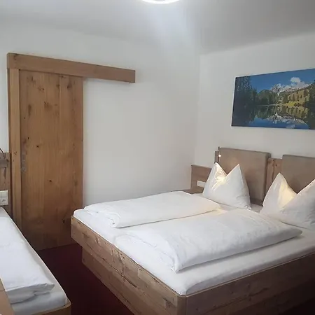 Hotel No1 - Flo's & Breakfast Wagrain