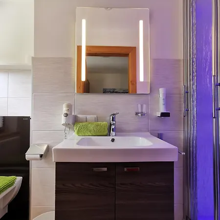 Flo's Design Suite, & Breakfast 3*