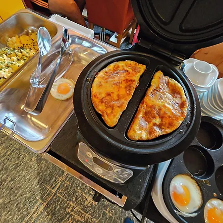 No1 - Flo's Modern & Breakfast 3*