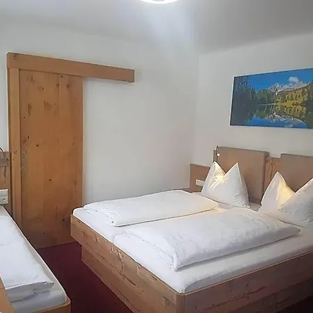 No1 - Flo's Modern & Breakfast Hotel