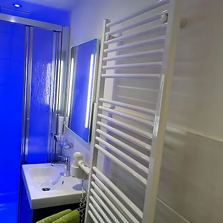 No1 - Flo's Modern & Breakfast מלון 3*