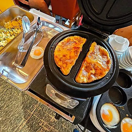 No1 - Flo's Modern & Breakfast מלון